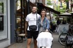 Amsterdam 26 juli 2022
Dave Roelvink met zijn vriendin Jazzlyn achter de kinderwagen met daarin hun zoon Dean in Amsterdam zuid.