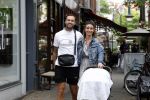 Amsterdam 26 juli 2022
Dave Roelvink met zijn vriendin Jazzlyn achter de kinderwagen met daarin hun zoon Dean in Amsterdam zuid.