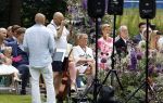 Oegstgeest 30 juli 2022
Trouwen Maxime Meiland en Leroy Molkenboer op kasteel Oud Poelgeest . Aanwezig natuurlijk Martien Meiland Erica Meiland Montana Meiland en haar partner Dirk Hoogstraten. Ook hun dochters Claire en Vive waren aanwezig.