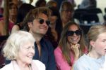 Diepenheim 31 juli 2022
Wibi Soerjadi krijgt na een tuinconcert in de tuin van zij n huis een koninklijke onderscheiding . Zijn nieuwe vriendin Myrthe is aanwezig .Frank Dane met zijn vriendin