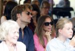 Diepenheim 31 juli 2022
Wibi Soerjadi krijgt na een tuinconcert in de tuin van zij n huis een koninklijke onderscheiding . Zijn nieuwe vriendin Myrthe is aanwezig .Frank Dane met zijn vriendin
