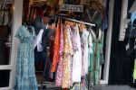 Volendam 21 juli 2022
Frank Masmeijer en zijn vriendin Anita Oostingh bij haar winkel Boetiek  de kans In Volendam .
