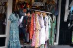 Volendam 21 juli 2022
Frank Masmeijer en zijn vriendin Anita Oostingh bij haar winkel Boetiek  de kans In Volendam .
