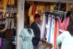 Volendam 21 juli 2022
Frank Masmeijer en zijn vriendin Anita Oostingh bij haar winkel Boetiek  de kans In Volendam .