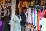 Volendam 21 juli 2022
Frank Masmeijer en zijn vriendin Anita Oostingh bij haar winkel Boetiek  de kans In Volendam .