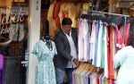 Volendam 21 juli 2022
Frank Masmeijer en zijn vriendin Anita Oostingh bij haar winkel Boetiek  de kans In Volendam .