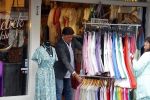 Volendam 21 juli 2022
Frank Masmeijer en zijn vriendin Anita Oostingh bij haar winkel Boetiek  de kans In Volendam .