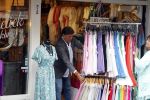 Volendam 21 juli 2022
Frank Masmeijer en zijn vriendin Anita Oostingh bij haar winkel Boetiek  de kans In Volendam .