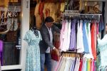 Volendam 21 juli 2022
Frank Masmeijer en zijn vriendin Anita Oostingh bij haar winkel Boetiek  de kans In Volendam .