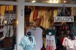 Volendam 21 juli 2022
Frank Masmeijer en zijn vriendin Anita Oostingh bij haar winkel Boetiek  de kans In Volendam .