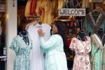 Volendam 21 juli 2022
Frank Masmeijer en zijn vriendin Anita Oostingh bij haar winkel Boetiek  de kans In Volendam .