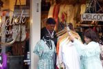 Volendam 21 juli 2022
Frank Masmeijer en zijn vriendin Anita Oostingh bij haar winkel Boetiek  de kans In Volendam .