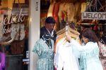Volendam 21 juli 2022
Frank Masmeijer en zijn vriendin Anita Oostingh bij haar winkel Boetiek  de kans In Volendam .
