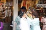 Volendam 21 juli 2022
Frank Masmeijer en zijn vriendin Anita Oostingh bij haar winkel Boetiek  de kans In Volendam .
