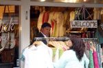 Volendam 21 juli 2022
Frank Masmeijer en zijn vriendin Anita Oostingh bij haar winkel Boetiek  de kans In Volendam .