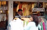 Volendam 21 juli 2022
Frank Masmeijer en zijn vriendin Anita Oostingh bij haar winkel Boetiek  de kans In Volendam .