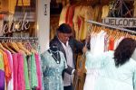 Volendam 21 juli 2022
Frank Masmeijer en zijn vriendin Anita Oostingh bij haar winkel Boetiek  de kans In Volendam .