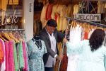 Volendam 21 juli 2022
Frank Masmeijer en zijn vriendin Anita Oostingh bij haar winkel Boetiek  de kans In Volendam .