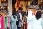Volendam 21 juli 2022
Frank Masmeijer en zijn vriendin Anita Oostingh bij haar winkel Boetiek  de kans In Volendam .