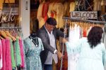 Volendam 21 juli 2022
Frank Masmeijer en zijn vriendin Anita Oostingh bij haar winkel Boetiek  de kans In Volendam .