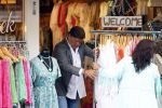 Volendam 21 juli 2022
Frank Masmeijer en zijn vriendin Anita Oostingh bij haar winkel Boetiek  de kans In Volendam .