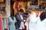 Volendam 21 juli 2022
Frank Masmeijer en zijn vriendin Anita Oostingh bij haar winkel Boetiek  de kans In Volendam .