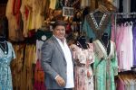Volendam 21 juli 2022
Frank Masmeijer en zijn vriendin Anita Oostingh bij haar winkel Boetiek  de kans In Volendam .