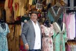 Volendam 21 juli 2022
Frank Masmeijer en zijn vriendin Anita Oostingh bij haar winkel Boetiek  de kans In Volendam .