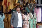 Volendam 21 juli 2022
Frank Masmeijer en zijn vriendin Anita Oostingh bij haar winkel Boetiek  de kans In Volendam .
