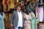 Volendam 21 juli 2022
Frank Masmeijer en zijn vriendin Anita Oostingh bij haar winkel Boetiek  de kans In Volendam .
