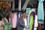 Volendam 21 juli 2022
Frank Masmeijer en zijn vriendin Anita Oostingh bij haar winkel Boetiek  de kans In Volendam .