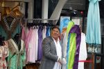 Volendam 21 juli 2022
Frank Masmeijer en zijn vriendin Anita Oostingh bij haar winkel Boetiek  de kans In Volendam .