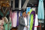 Volendam 21 juli 2022
Frank Masmeijer en zijn vriendin Anita Oostingh bij haar winkel Boetiek  de kans In Volendam .
