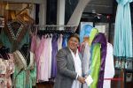 Volendam 21 juli 2022
Frank Masmeijer en zijn vriendin Anita Oostingh bij haar winkel Boetiek  de kans In Volendam .