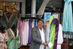 Volendam 21 juli 2022
Frank Masmeijer en zijn vriendin Anita Oostingh bij haar winkel Boetiek  de kans In Volendam .