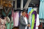 Volendam 21 juli 2022
Frank Masmeijer en zijn vriendin Anita Oostingh bij haar winkel Boetiek  de kans In Volendam .