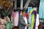 Volendam 21 juli 2022
Frank Masmeijer en zijn vriendin Anita Oostingh bij haar winkel Boetiek  de kans In Volendam .