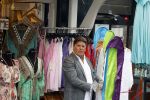 Volendam 21 juli 2022
Frank Masmeijer en zijn vriendin Anita Oostingh bij haar winkel Boetiek  de kans In Volendam .