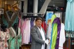 Volendam 21 juli 2022
Frank Masmeijer en zijn vriendin Anita Oostingh bij haar winkel Boetiek  de kans In Volendam .
