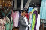 Volendam 21 juli 2022
Frank Masmeijer en zijn vriendin Anita Oostingh bij haar winkel Boetiek  de kans In Volendam .