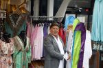 Volendam 21 juli 2022
Frank Masmeijer en zijn vriendin Anita Oostingh bij haar winkel Boetiek  de kans In Volendam .
