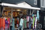 Volendam 21 juli 2022
Frank Masmeijer en zijn vriendin Anita Oostingh bij haar winkel Boetiek  de kans In Volendam .