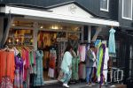 Volendam 21 juli 2022
Frank Masmeijer en zijn vriendin Anita Oostingh bij haar winkel Boetiek  de kans In Volendam .
