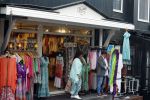 Volendam 21 juli 2022
Frank Masmeijer en zijn vriendin Anita Oostingh bij haar winkel Boetiek  de kans In Volendam .