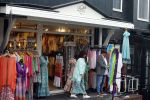 Volendam 21 juli 2022
Frank Masmeijer en zijn vriendin Anita Oostingh bij haar winkel Boetiek  de kans In Volendam .
