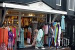 Volendam 21 juli 2022
Frank Masmeijer en zijn vriendin Anita Oostingh bij haar winkel Boetiek  de kans In Volendam .