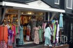 Volendam 21 juli 2022
Frank Masmeijer en zijn vriendin Anita Oostingh bij haar winkel Boetiek  de kans In Volendam .