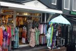Volendam 21 juli 2022
Frank Masmeijer en zijn vriendin Anita Oostingh bij haar winkel Boetiek  de kans In Volendam .