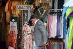 Volendam 21 juli 2022
Frank Masmeijer en zijn vriendin Anita Oostingh bij haar winkel Boetiek  de kans In Volendam .