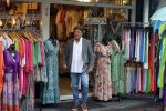 Volendam 21 juli 2022
Frank Masmeijer en zijn vriendin Anita Oostingh bij haar winkel Boetiek  de kans In Volendam .
